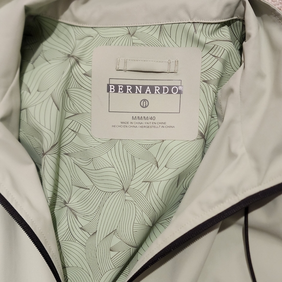 EUC Bernardo Water Resistant Rain Jacket Mint Green with Visor Hood Size M - Picture 6 of 7